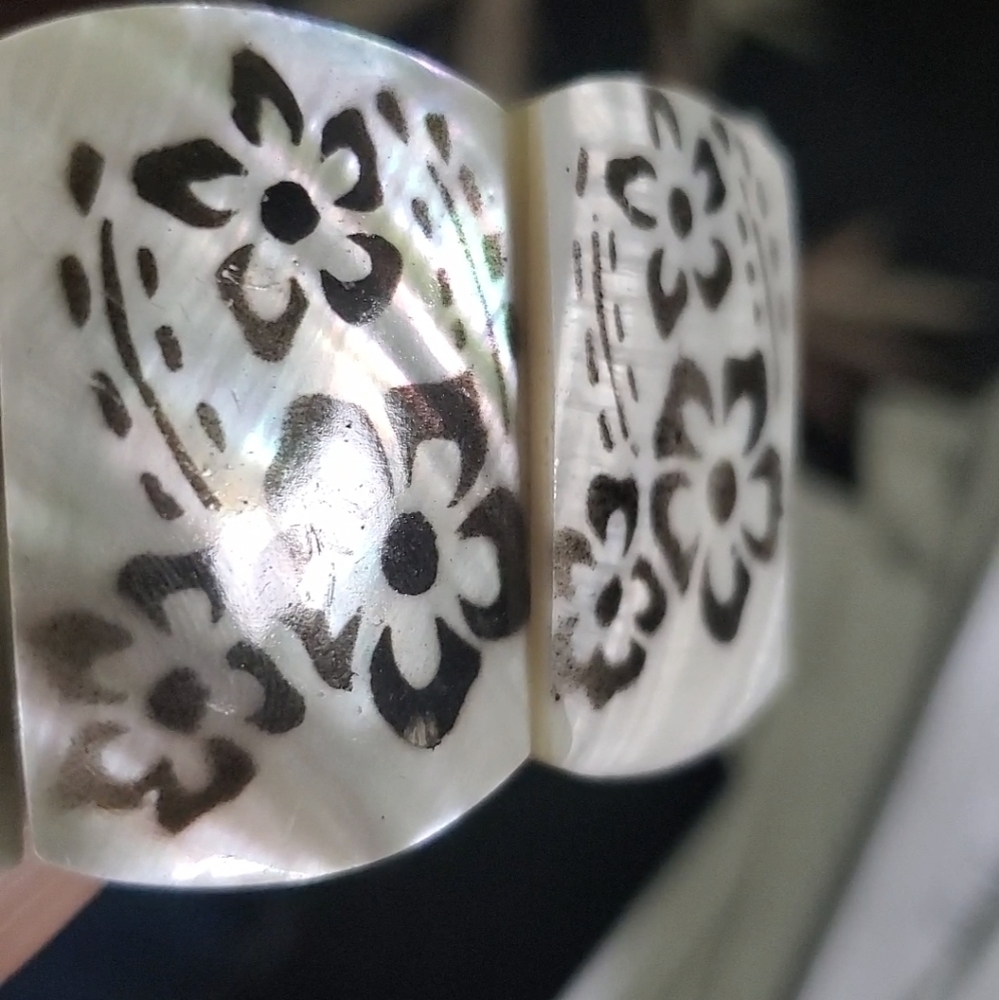 Mother of Pearl Flower Hand Carved Stretch Bracelet - Picture 8 of 10